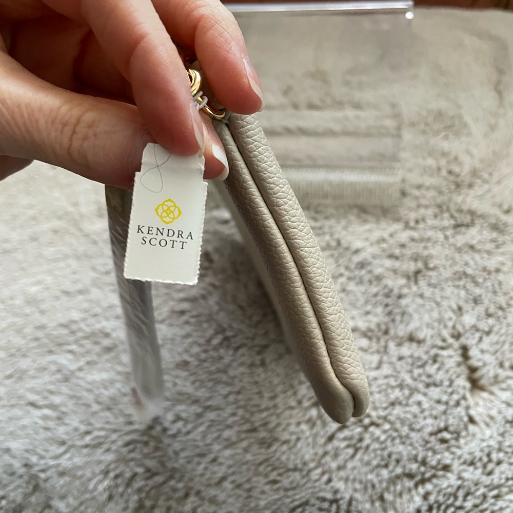 Kendra Scott Taupe Vegan Leather Travel Pouch Wristlet - Picture 4 of 8